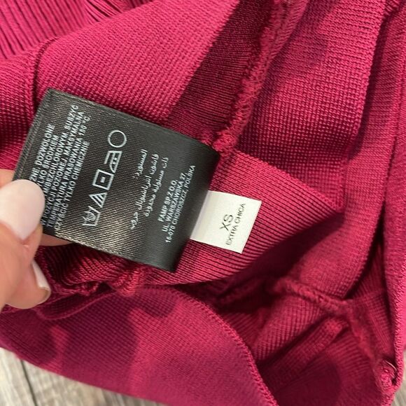 Bebe X-Small crop top in magenta/wine with gold button accent - Picture 7 of 7